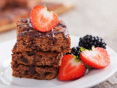 Безглутенов брауни сладкиш с черен шоколад, масло и бадеми без брашно - снимка на рецептата